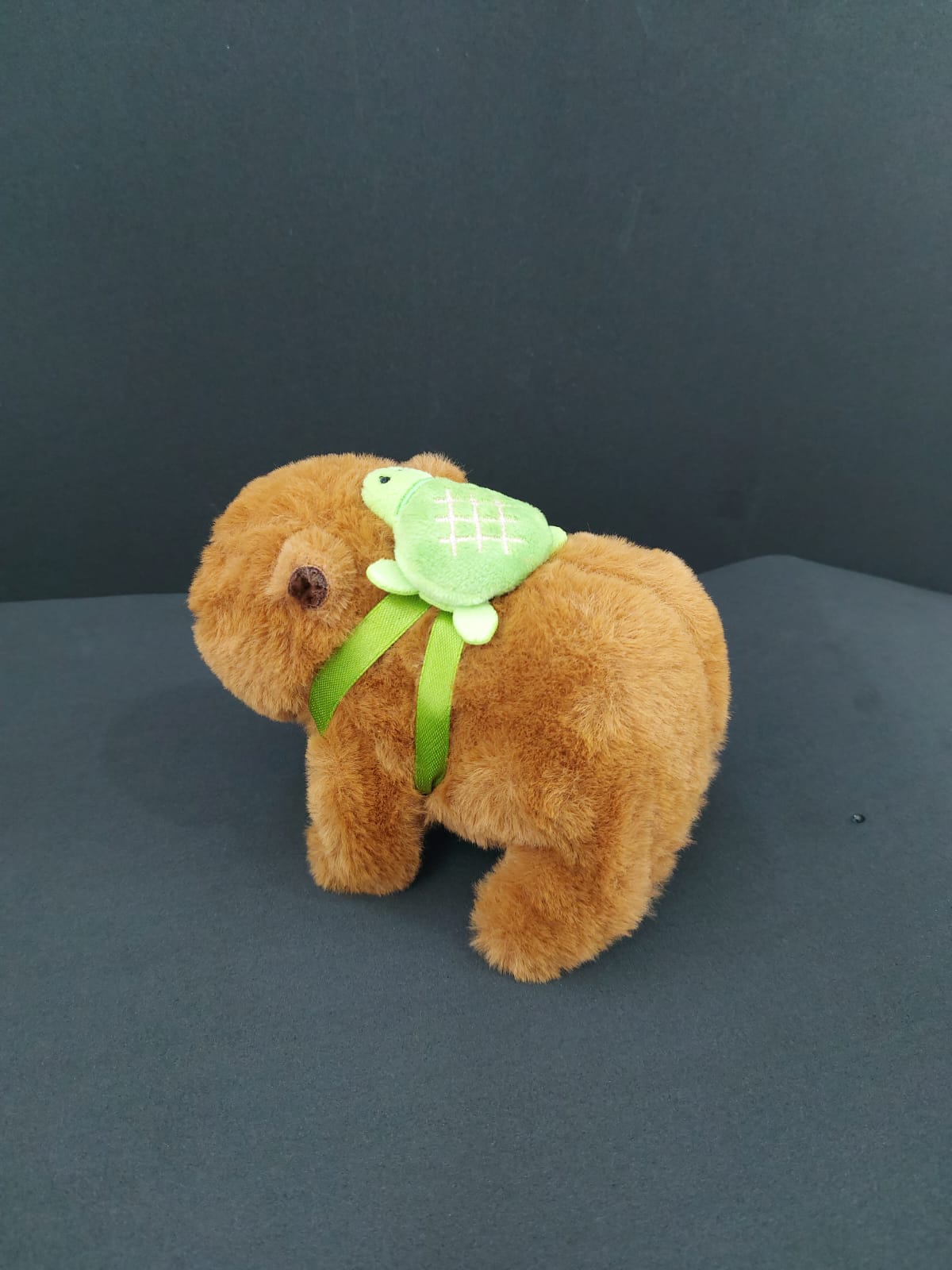 Capivarinha de pelúcia a pilha - ela anda, faz barulho e mexe o focinho.