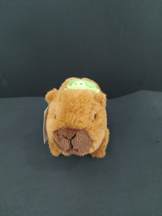 Capivarinha de pelúcia a pilha - ela anda, faz barulho e mexe o focinho.